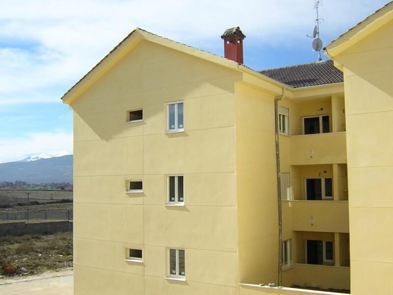 Edificio construido con paneles modulares, Ávila