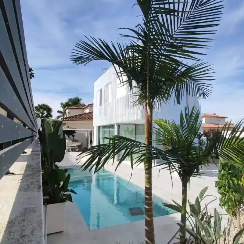 Casa con voladizo Triangular 01